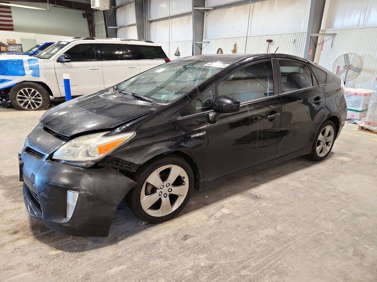 2013 TOYOTA PRIUS — Front 3/4