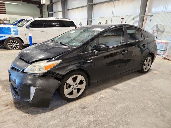 2013 TOYOTA PRIUS — Front 3/4