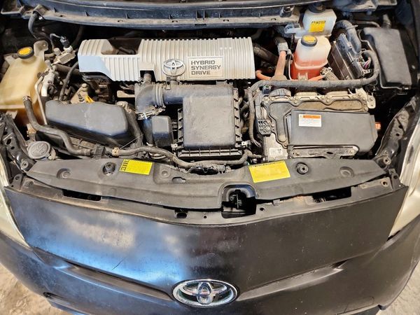 2013 TOYOTA PRIUS — Engine bay