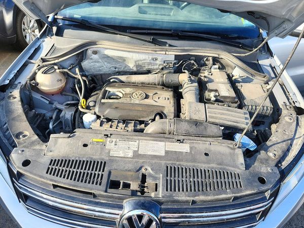 2017 VOLKSWAGEN TIGUAN — Engine bay