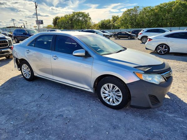 2014 TOYOTA CAMRY — Passenger 3/4
