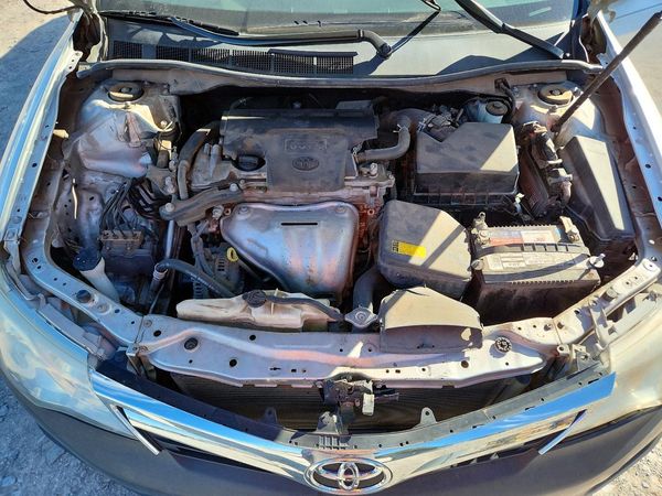 2014 TOYOTA CAMRY — Engine bay