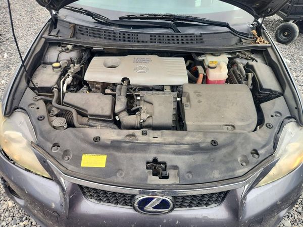 2013 LEXUS CT 200h — Engine bay