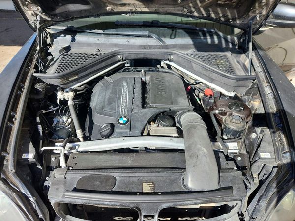 2013 BMW X5 xDrive35i — Engine bay