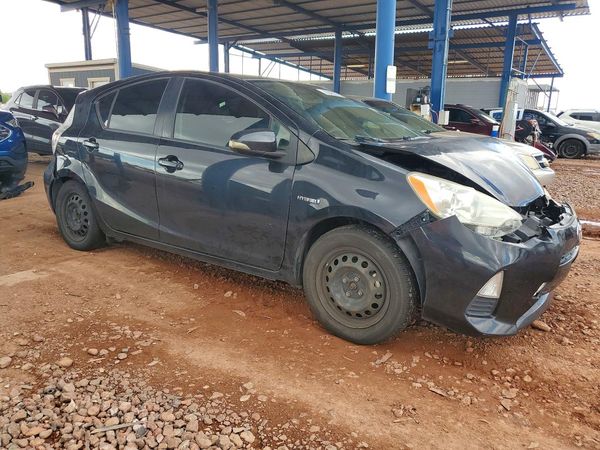 2013 TOYOTA PRIUS — Passenger 3/4