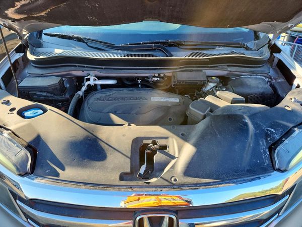 2017 HONDA PILOT EXL — Engine bay