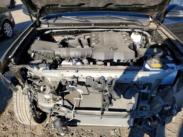2023 TOYOTA 4RUNNER SR5 — Engine bay