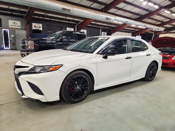 2020 TOYOTA CAMRY SE — Front 3/4