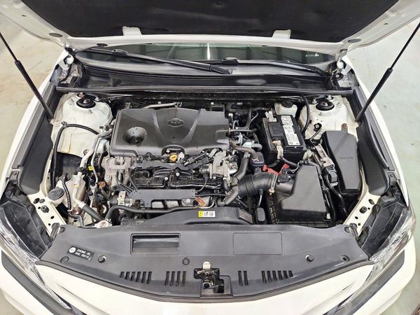 2020 TOYOTA CAMRY SE — Engine bay