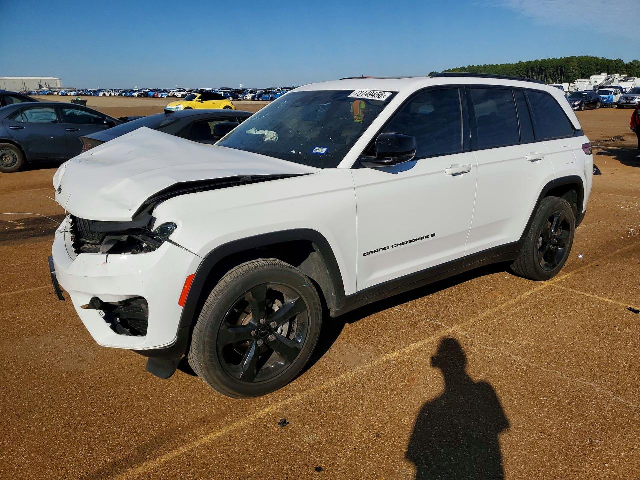 2024 JEEP GRAND CHEROKEE Laredo — Front 3/4