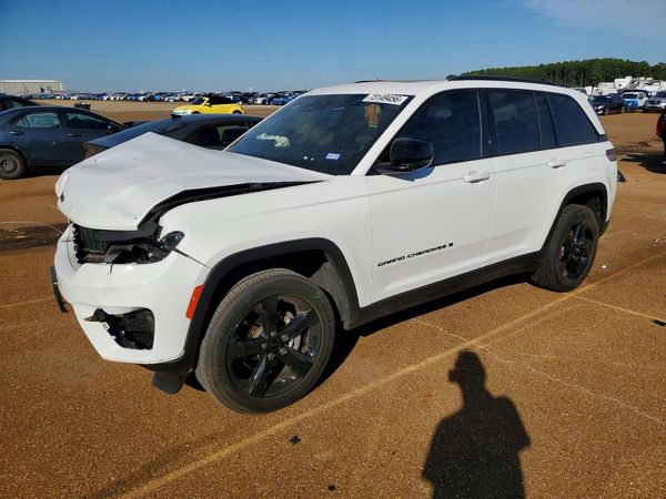 2024 JEEP GRAND CHEROKEE Laredo — Front 3/4