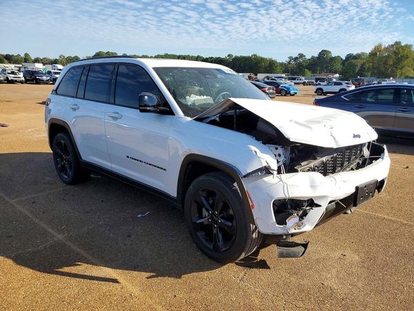 2024 JEEP GRAND CHEROKEE Laredo — Passenger 3/4
