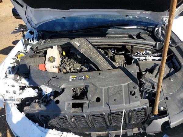2024 JEEP GRAND CHEROKEE Laredo — Engine bay