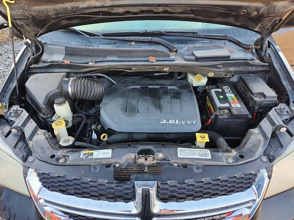 2014 DODGE GRAND CARAVAN SXT — Engine bay