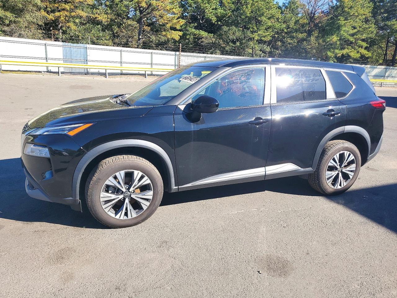 2023 NISSAN ROGUE SV — Front 3/4