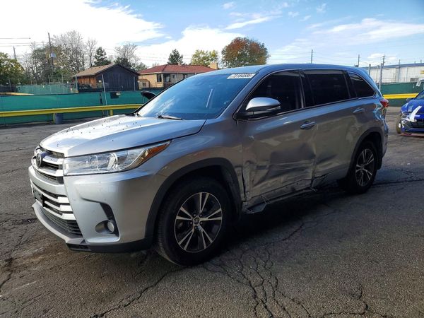 2018 TOYOTA HIGHLANDER LE/LE Plus — Front 3/4