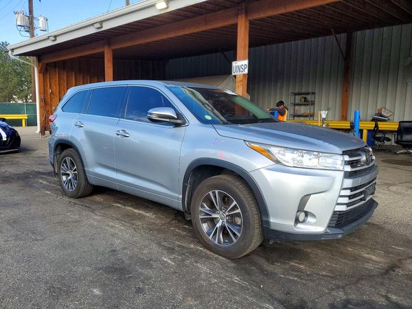 2018 TOYOTA HIGHLANDER LE/LE Plus — Passenger 3/4