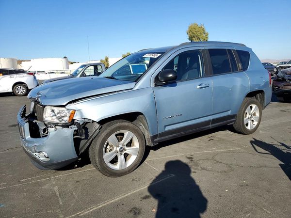 2013 JEEP COMPASS Latitude — Front 3/4