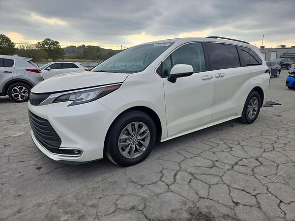 2021 TOYOTA SIENNA XLE — Front 3/4