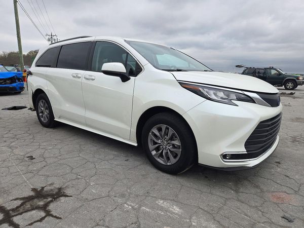 2021 TOYOTA SIENNA XLE — Passenger 3/4