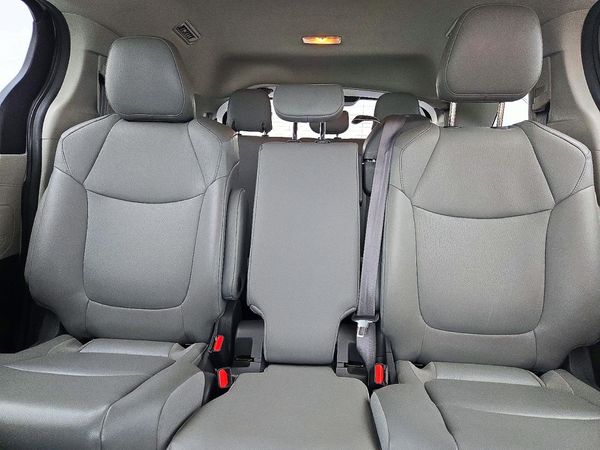2021 TOYOTA SIENNA XLE — SUVN