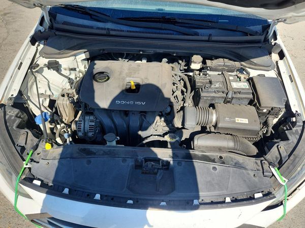2017 HYUNDAI ELANTRA — Engine bay