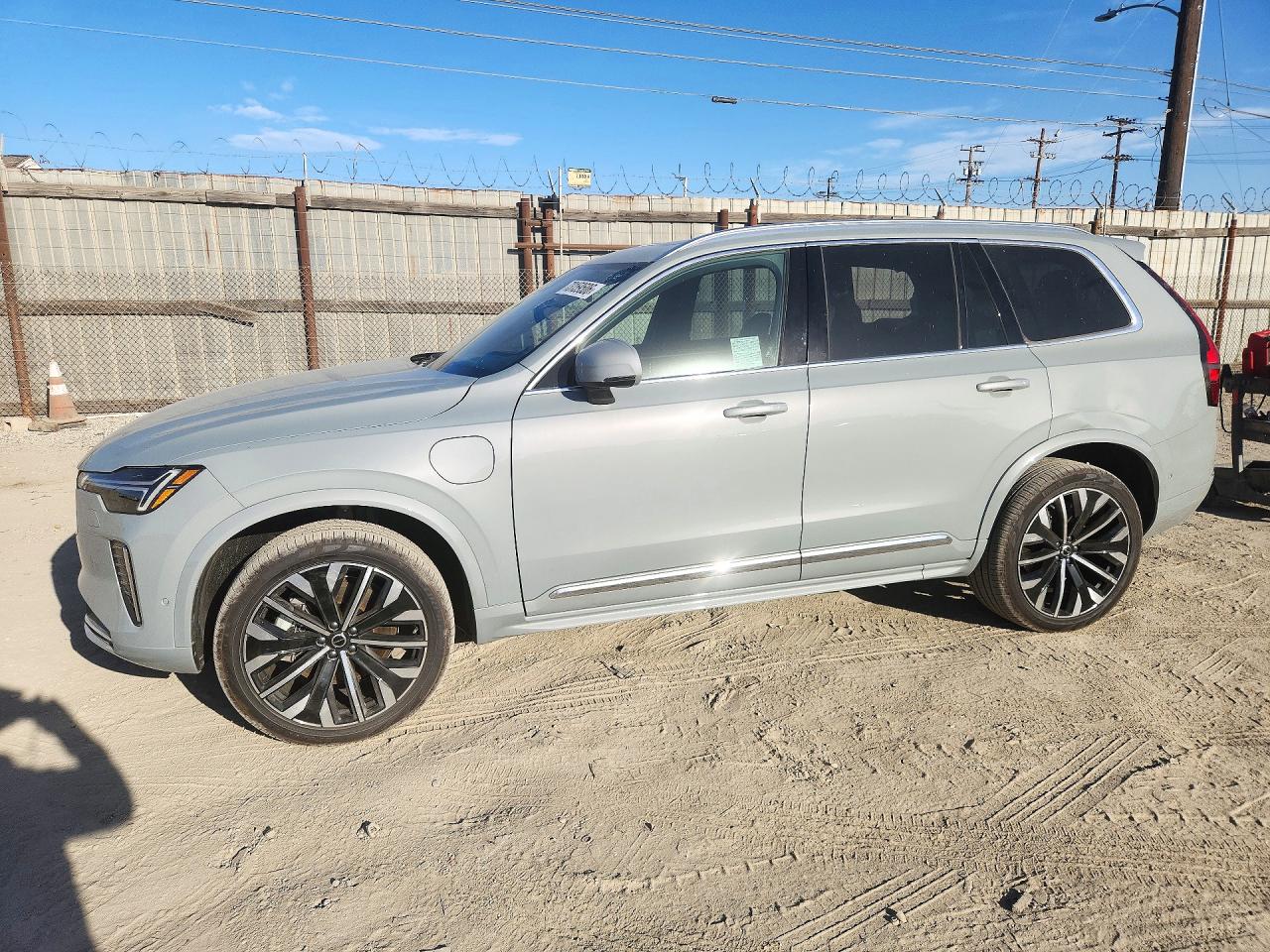 2026 VOLVO XC90 Plus Bright — Front 3/4