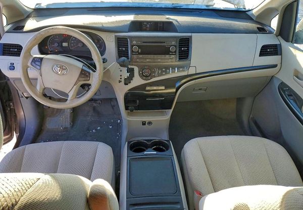 2013 TOYOTA SIENNA