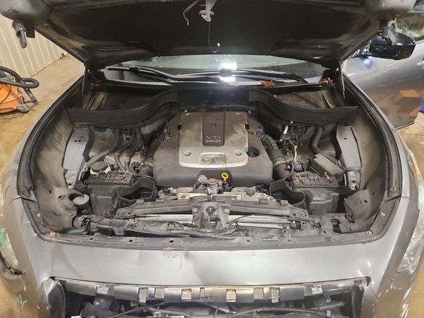 2015 INFINITI QX70 — Engine bay