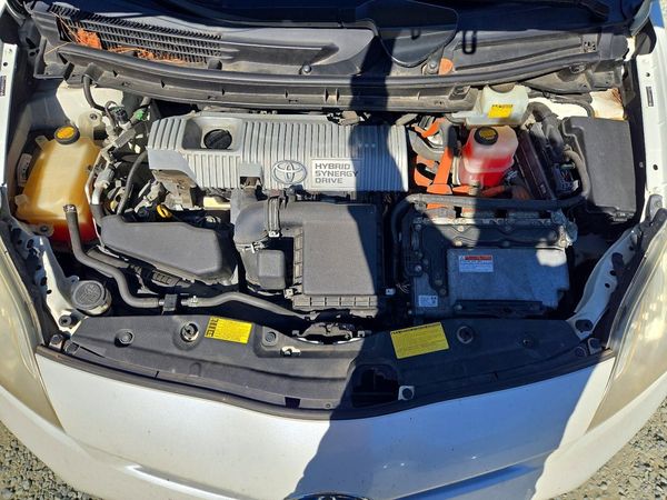 2012 TOYOTA PRIUS — Engine bay