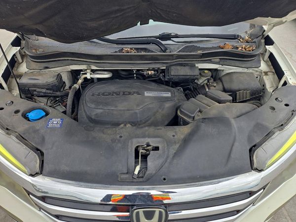 2017 HONDA PILOT TOURING — Engine bay