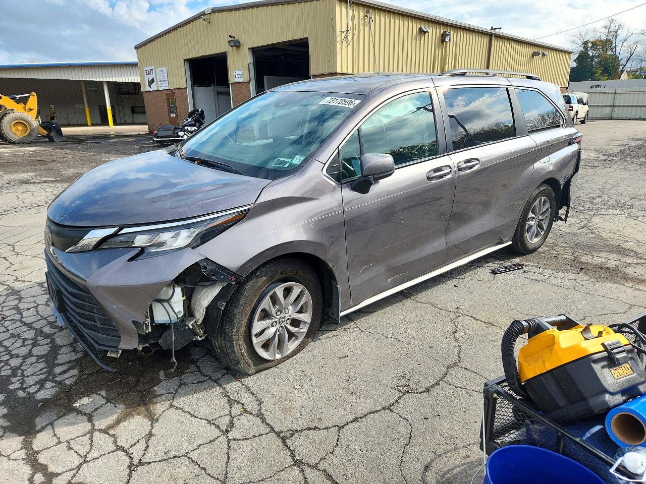 2022 TOYOTA SIENNA LE — Front 3/4