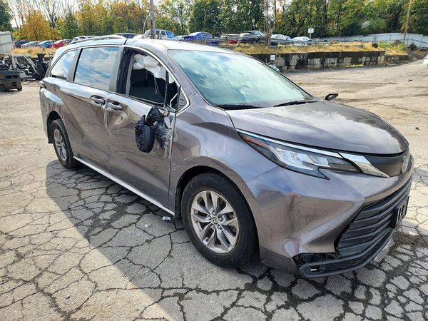 2022 TOYOTA SIENNA LE — Passenger 3/4