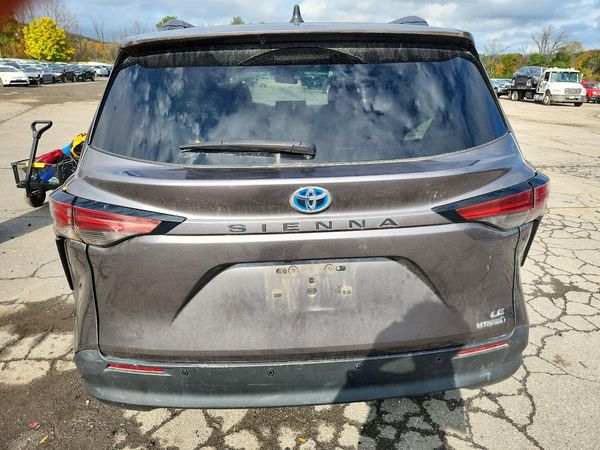 2022 TOYOTA SIENNA LE — DIRR