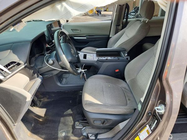 2022 TOYOTA SIENNA LE — DENT