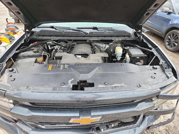 2018 CHEVROLET SILVERADO LT — Engine bay