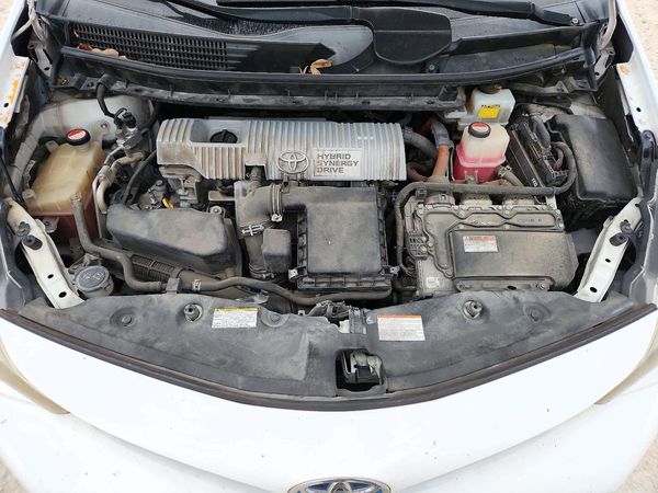 2016 TOYOTA PRIUS — Engine bay