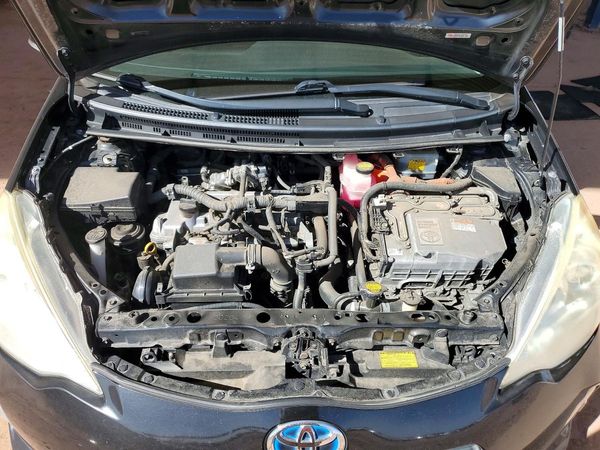 2013 TOYOTA PRIUS C ON — Engine bay
