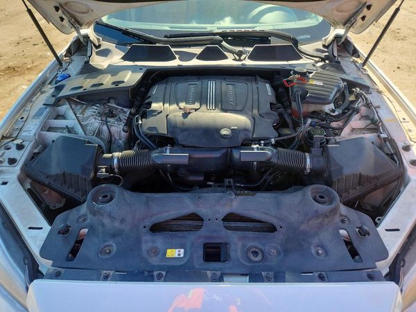 2015 JAGUAR XJ XJL Porfolio — Engine bay