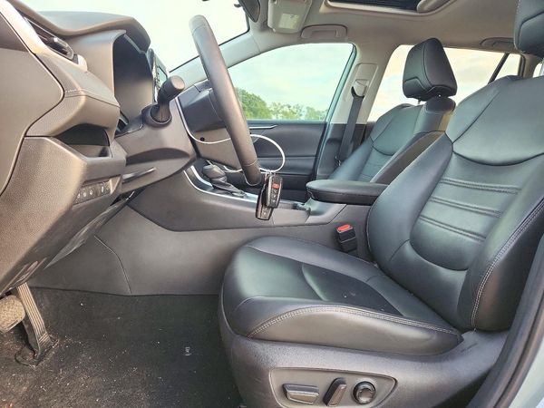 2021 TOYOTA RAV4 XLE Premium HV — DENT