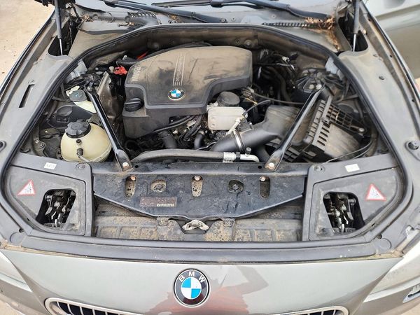 2014 BMW 5 SERIES xDrive — Engine bay