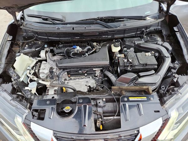 2019 NISSAN ROGUE — Engine bay