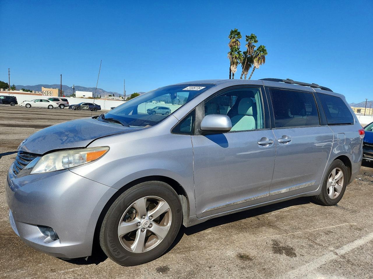 2012 TOYOTA SIENNA — Front 3/4