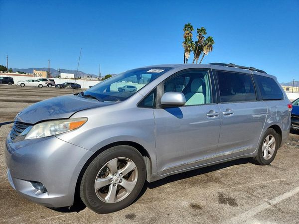 2012 TOYOTA SIENNA — Front 3/4
