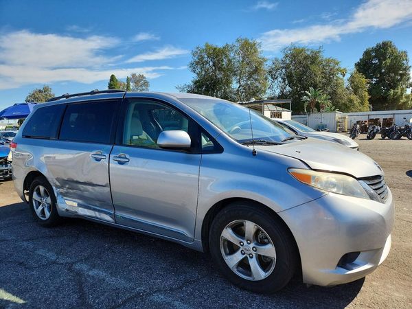 2012 TOYOTA SIENNA — Passenger 3/4