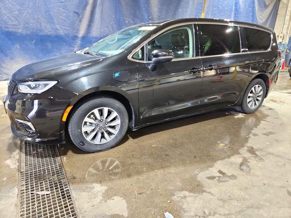 2023 CHRYSLER PACIFICA Touring L — Front 3/4