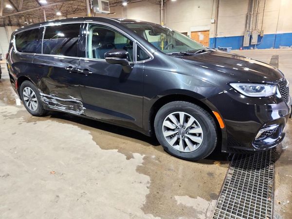 2023 CHRYSLER PACIFICA Touring L — Passenger 3/4