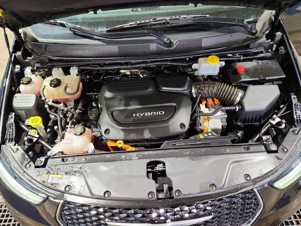 2023 CHRYSLER PACIFICA Touring L — Engine bay