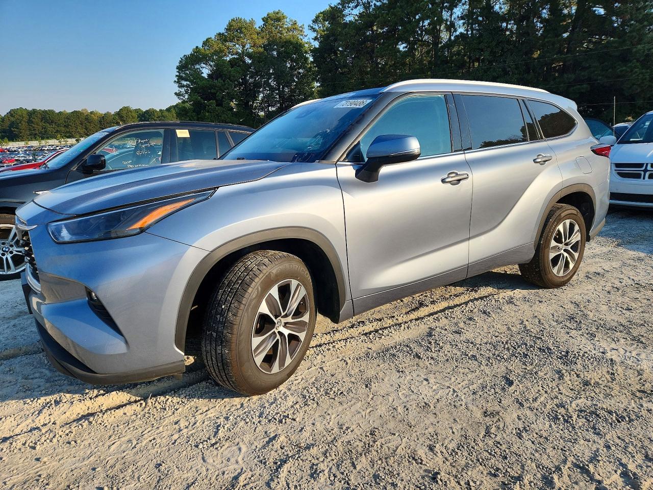 2022 TOYOTA HIGHLANDER XLE — Front 3/4