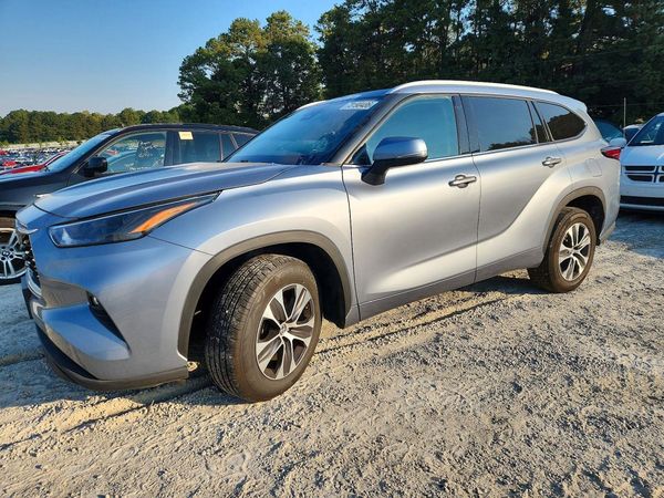 2022 TOYOTA HIGHLANDER XLE — Front 3/4